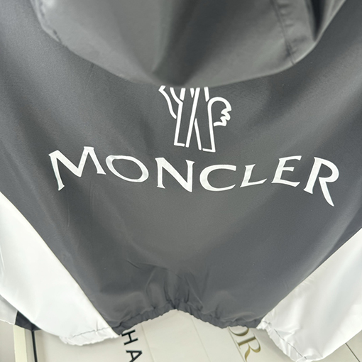 モンクレール MONCLER 黒と白のカラーブロックトレンチコートフード付きジャケット