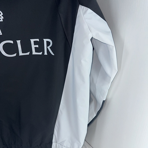 モンクレール MONCLER 黒と白のカラーブロックトレンチコートフード付きジャケット