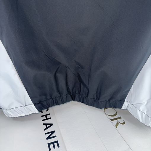 モンクレール MONCLER 黒と白のカラーブロックトレンチコートフード付きジャケット