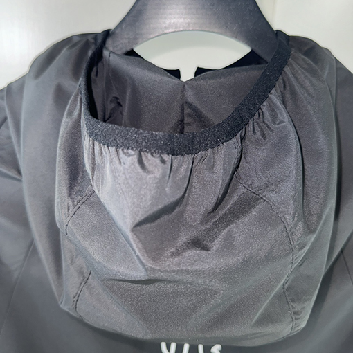 モンクレール MONCLER 黒と白のカラーブロックトレンチコートフード付きジャケット