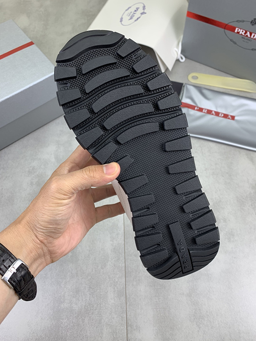 プラダ 人気のあるメンズシューズ