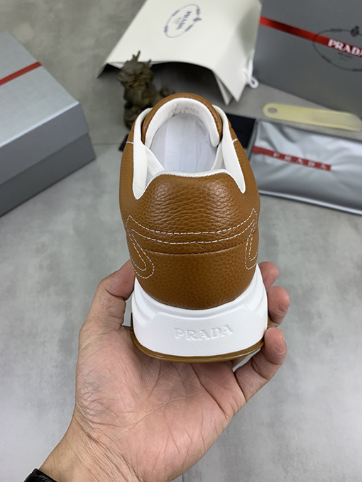 プラダ 人気のあるメンズシューズ