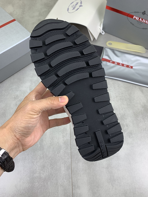 プラダ 新モデル人気のあるメンズシューズ