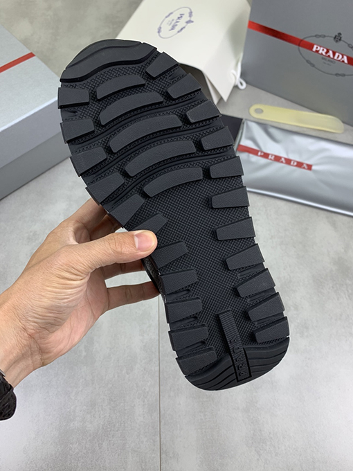 プラダ 新モデル人気のあるメンズシューズ