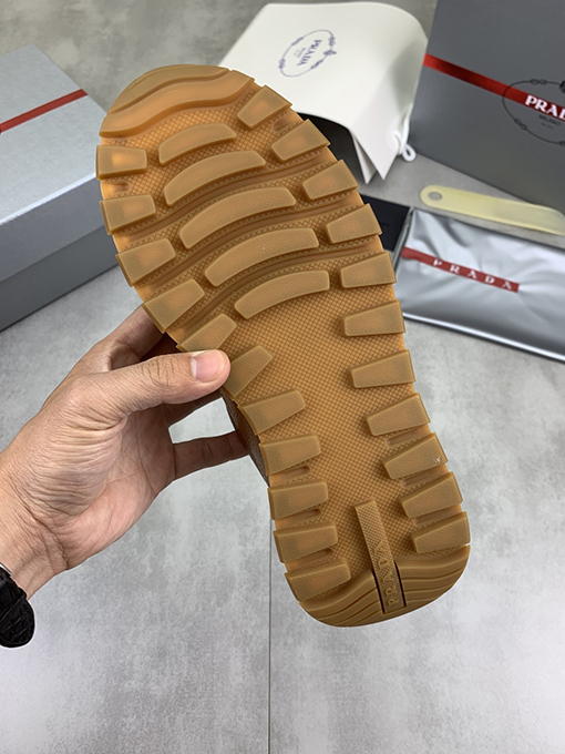 プラダ 新モデル人気のあるメンズシューズ