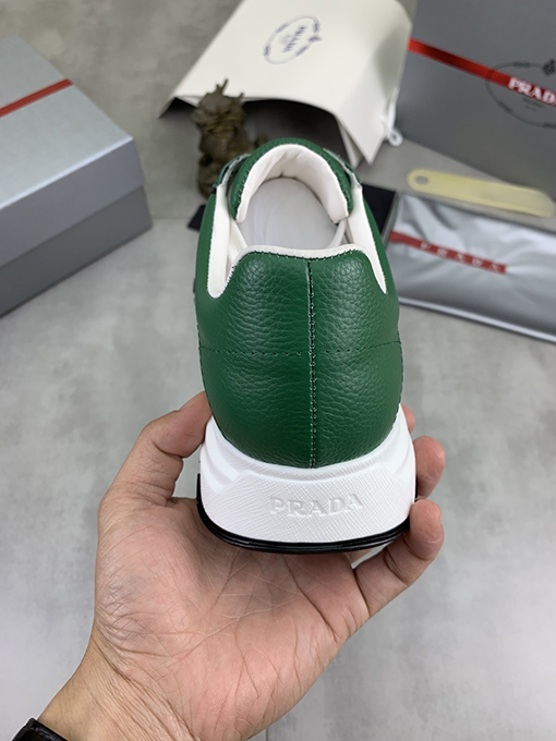 プラダ 新モデル人気のあるメンズシューズ