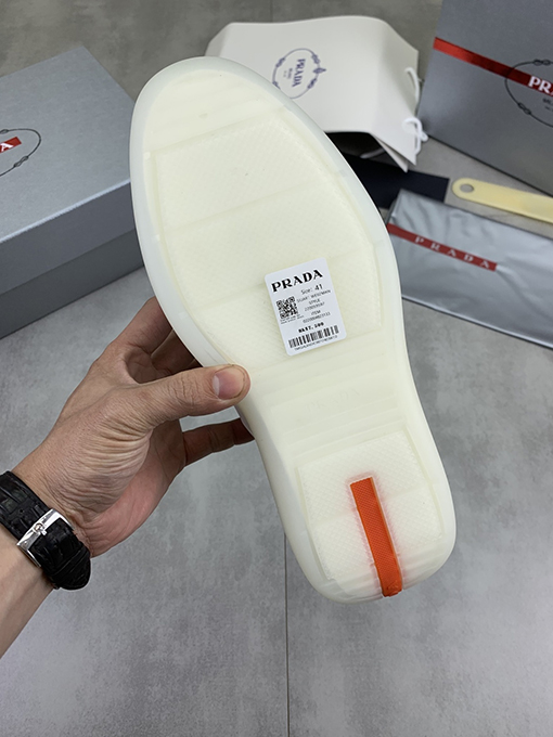 プラダブランドスーパーコピー トレンディで人気のメンズシューズ