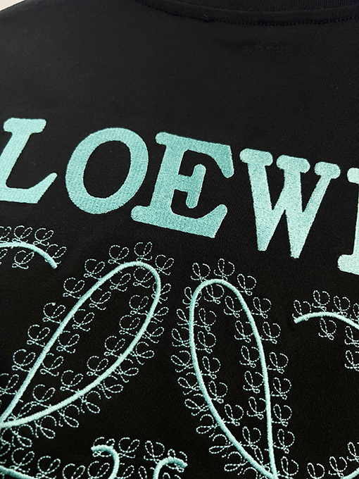 ロエベ LOEWE 青いつる植物のパッチワーク刺繍ロゴ入り半袖Tシャツ