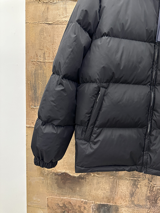 プラダ ナイロンダウンジャケット