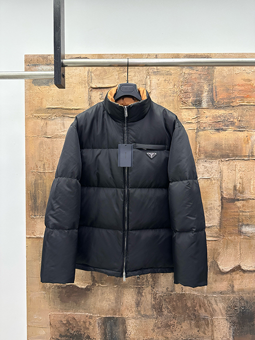 プラダ スタンドカラーカラーブロックデザインのダウンジャケット
