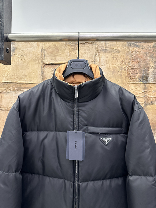 プラダ スタンドカラーカラーブロックデザインのダウンジャケット