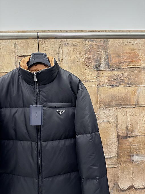 プラダ スタンドカラーカラーブロックデザインのダウンジャケット