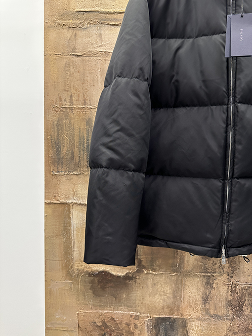 プラダ スタンドカラーカラーブロックデザインのダウンジャケット