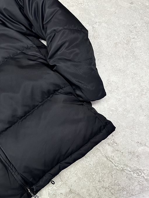 プラダ スタンドカラーカラーブロックデザインのダウンジャケット