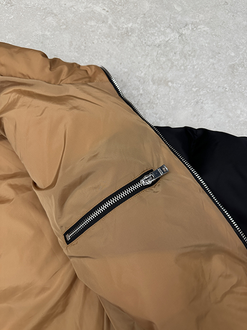 プラダ スタンドカラーカラーブロックデザインのダウンジャケット