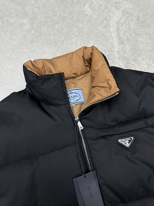 プラダ スタンドカラーカラーブロックデザインのダウンジャケット