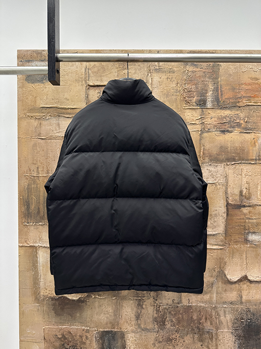 プラダ スタンドカラーカラーブロックデザインのダウンジャケット