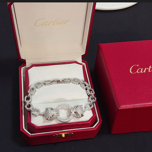 カルティエ レディースダイヤモンドがちりばめられたパンサーのブレスレット