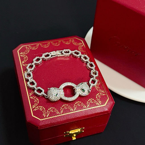 カルティエ レディースダイヤモンドがちりばめられたパンサーのブレスレット