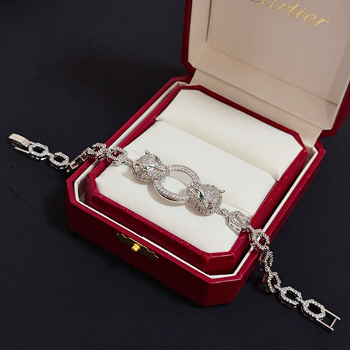 カルティエ レディースダイヤモンドがちりばめられたパンサーのブレスレット