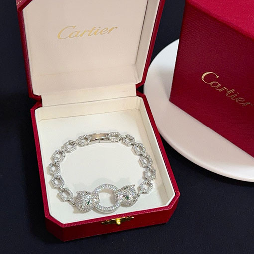 カルティエ レディースダイヤモンドがちりばめられたパンサーのブレスレット