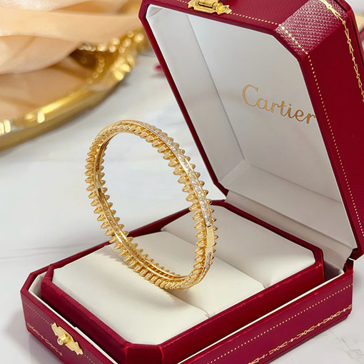 カルティエコピー レディースダイヤモンドがちりばめられたファッショナブルなブレスレット