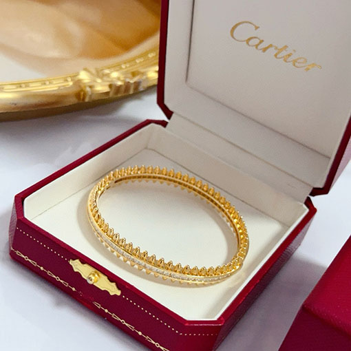 カルティエコピー レディースダイヤモンドがちりばめられたファッショナブルなブレスレット