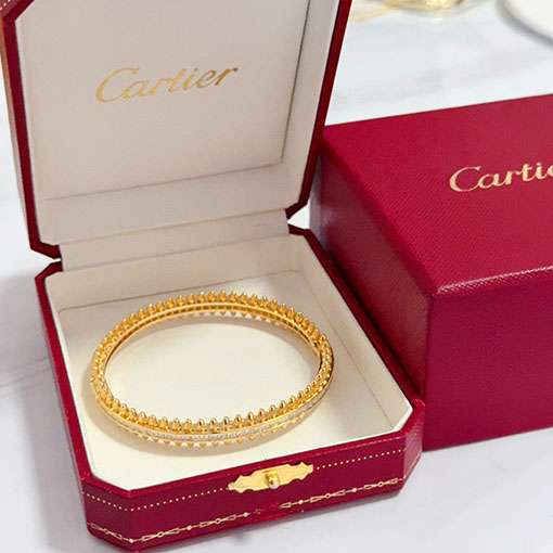 カルティエコピー レディースダイヤモンドがちりばめられたファッショナブルなブレスレット