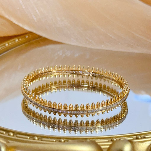 カルティエコピー レディースダイヤモンドがちりばめられたファッショナブルなブレスレット