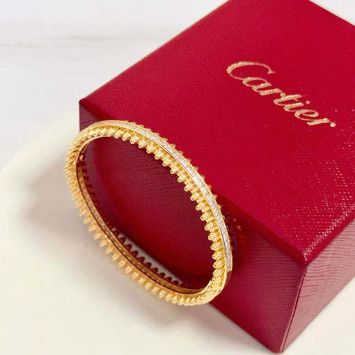 カルティエコピー レディースダイヤモンドがちりばめられたファッショナブルなブレスレット