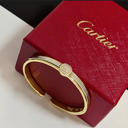 カルティエ レディースダイヤモンドがちりばめられた新作ブレスレット