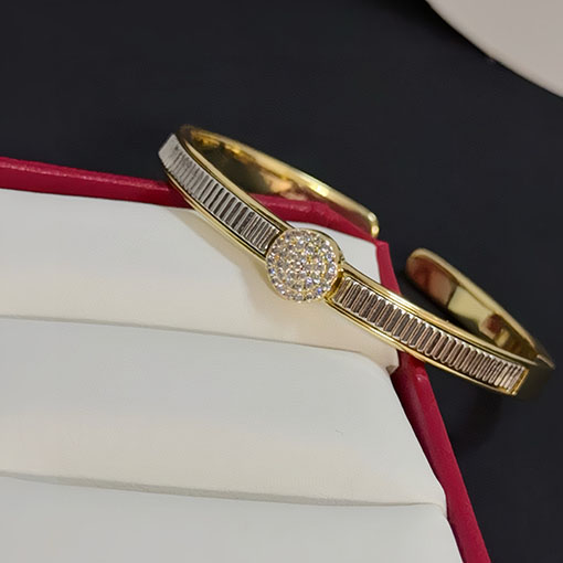 カルティエ レディースダイヤモンドがちりばめられた新作ブレスレット