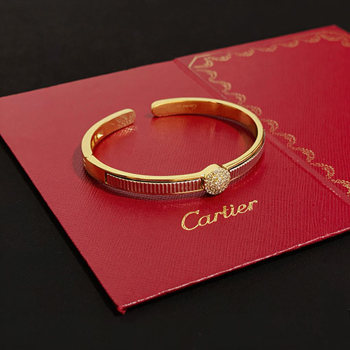 カルティエ レディースダイヤモンドがちりばめられた新作ブレスレット