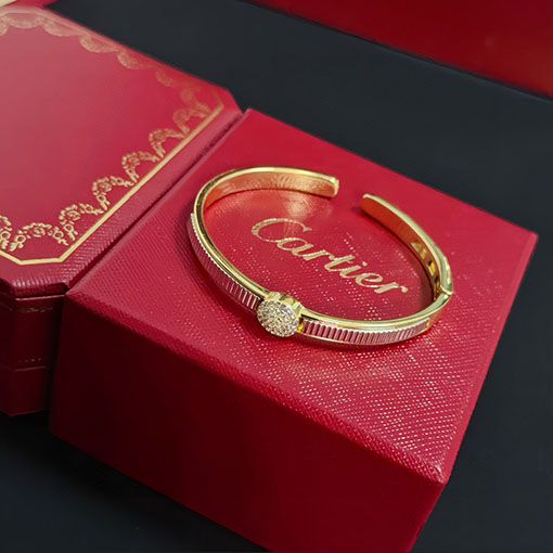 カルティエ レディースダイヤモンドがちりばめられた新作ブレスレット