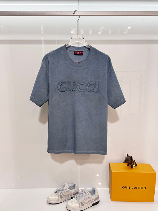 グッチブランドスーパーコピー GUCCI ダメージのパッチと胸元の刺繍ロゴ文字があしらわれた半袖Tシャツ