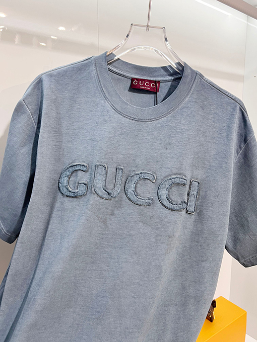 グッチブランドスーパーコピー GUCCI ダメージのパッチと胸元の刺繍ロゴ文字があしらわれた半袖Tシャツ
