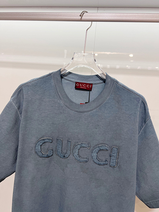 グッチブランドスーパーコピー GUCCI ダメージのパッチと胸元の刺繍ロゴ文字があしらわれた半袖Tシャツ