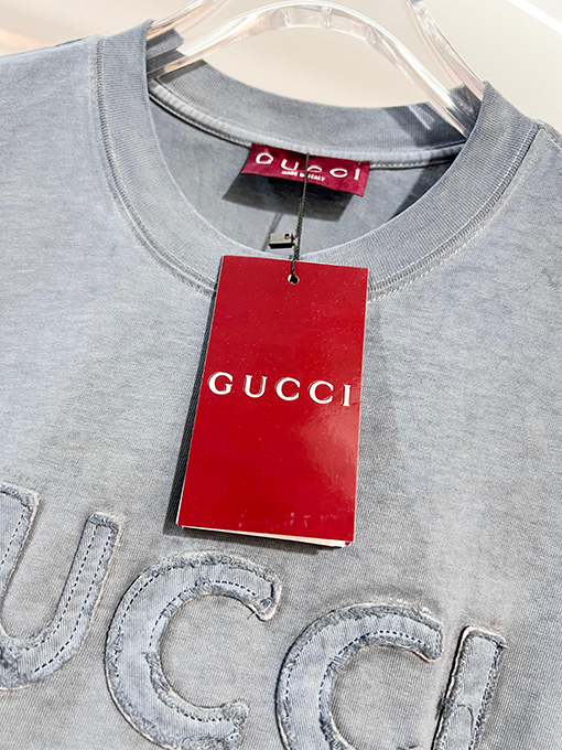 グッチブランドスーパーコピー GUCCI ダメージのパッチと胸元の刺繍ロゴ文字があしらわれた半袖Tシャツ