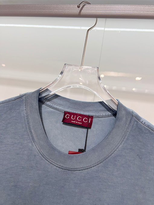 グッチブランドスーパーコピー GUCCI ダメージのパッチと胸元の刺繍ロゴ文字があしらわれた半袖Tシャツ