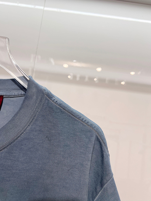 グッチブランドスーパーコピー GUCCI ダメージのパッチと胸元の刺繍ロゴ文字があしらわれた半袖Tシャツ