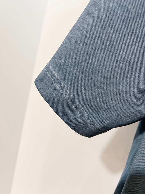 グッチブランドスーパーコピー GUCCI ダメージのパッチと胸元の刺繍ロゴ文字があしらわれた半袖Tシャツ