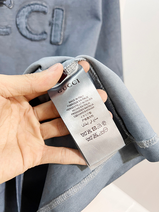 グッチブランドスーパーコピー GUCCI ダメージのパッチと胸元の刺繍ロゴ文字があしらわれた半袖Tシャツ