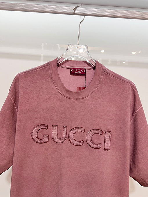 グッチブランドスーパーコピー GUCCI ダメージのパッチと胸元の刺繍ロゴ文字があしらわれた半袖Tシャツ
