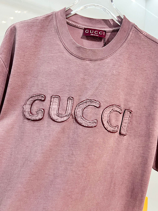 グッチブランドスーパーコピー GUCCI ダメージのパッチと胸元の刺繍ロゴ文字があしらわれた半袖Tシャツ