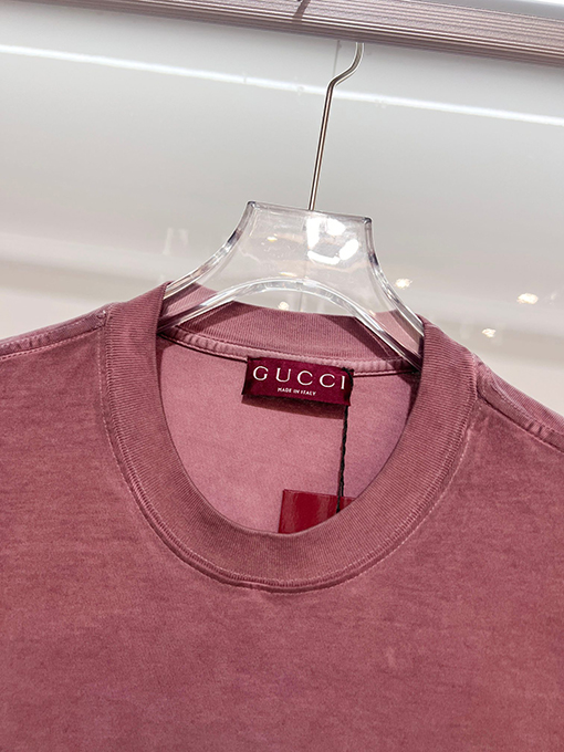 グッチブランドスーパーコピー GUCCI ダメージのパッチと胸元の刺繍ロゴ文字があしらわれた半袖Tシャツ