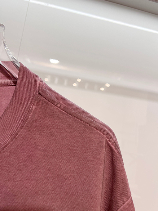 グッチブランドスーパーコピー GUCCI ダメージのパッチと胸元の刺繍ロゴ文字があしらわれた半袖Tシャツ