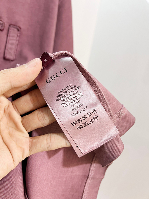 グッチブランドスーパーコピー GUCCI ダメージのパッチと胸元の刺繍ロゴ文字があしらわれた半袖Tシャツ