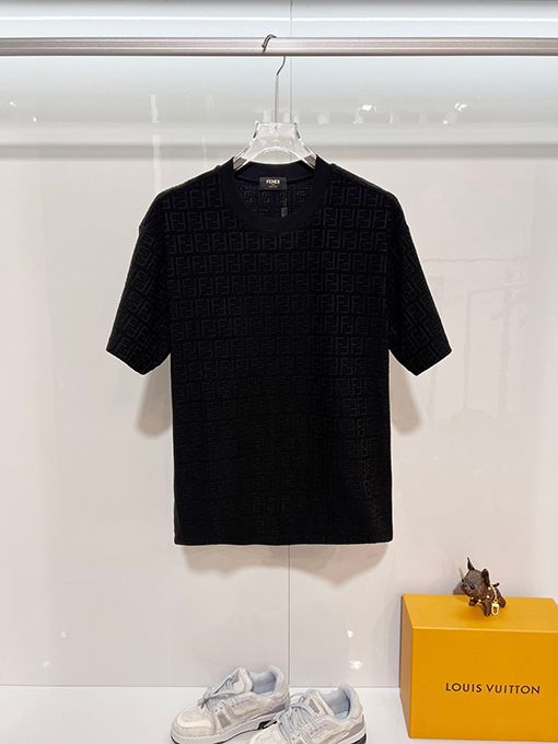 フェンディ 全面にモノグラム柄のダブルFジャカードロゴがあしらわれた半袖Tシャツ
