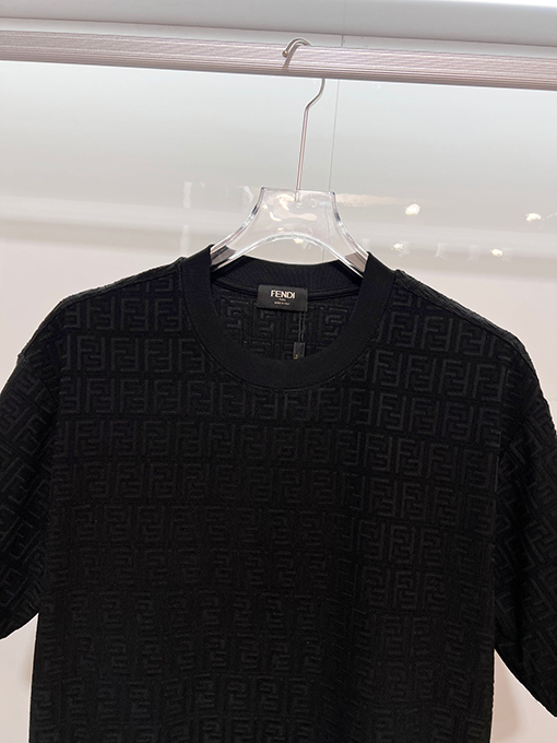 フェンディ 全面にモノグラム柄のダブルFジャカードロゴがあしらわれた半袖Tシャツ