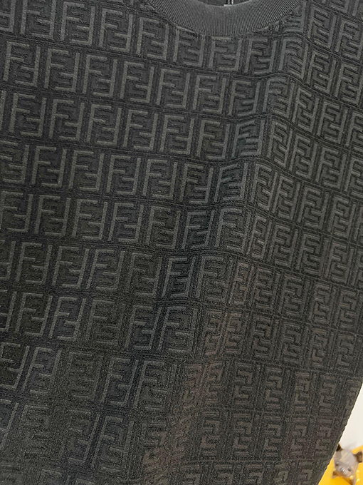 フェンディ 全面にモノグラム柄のダブルFジャカードロゴがあしらわれた半袖Tシャツ